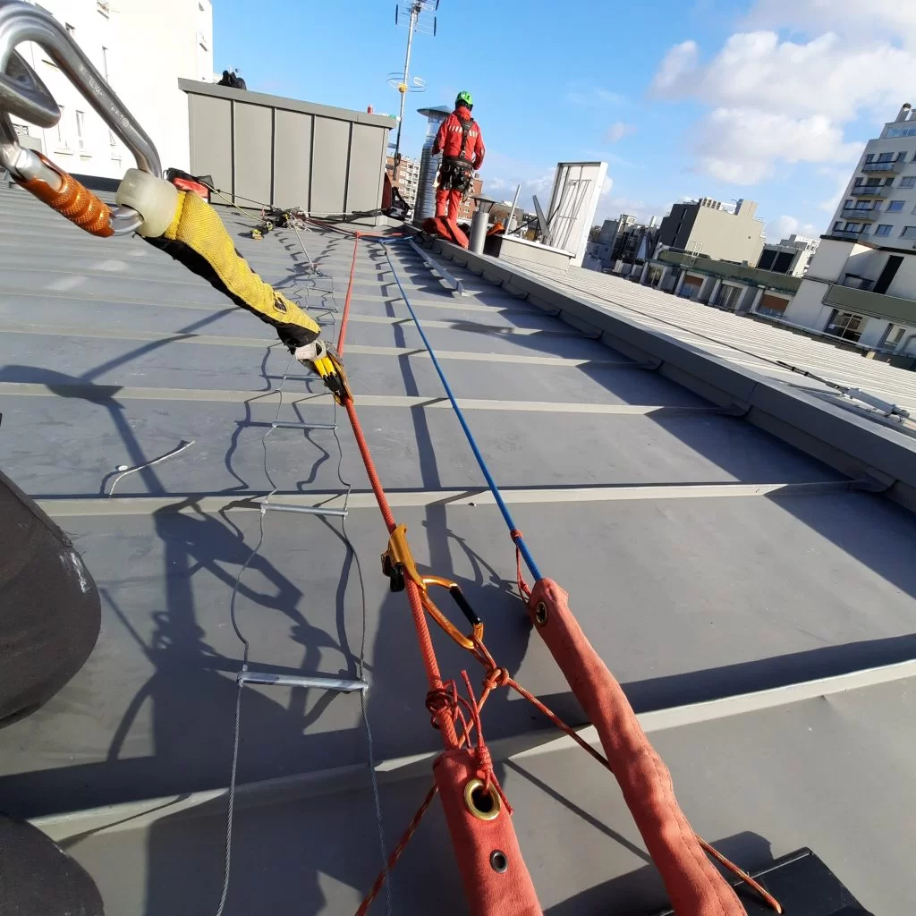 Cordiste sécurisé par une ligne de vie sur une toiture — formation système d'arrêt de chute