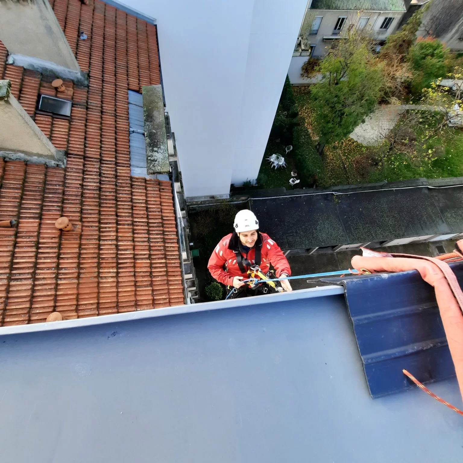 Cordiste en descente sur cordes entre deux toitures — formation positionnement sur cordes